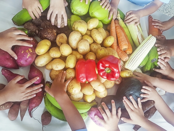 Per la dieta mediterranea, la nuova piramide alimentare che rende più facile seguirla ogni giorno