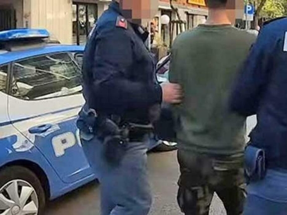 Appio, ladro maldestro si ferisce durante il colpo: la polizia lo arresta seguendo la scia di sangue