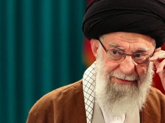 Chi è (e dov'è) Khamenei, l’ayatollah che non lascia l'Iran dal 1989: in corsa per la successione il figlio 