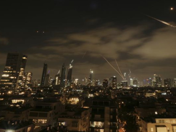 Israele - Iran, la guerra in diretta | Nuova raffica di missili lanciati dall'Iran verso Israele. Netanyahu: Eliminati il capo dell'intelligence dei Pasdaran e il suo vice. Erdogan chiama Trump: Agire subito per evitare una catastrofe