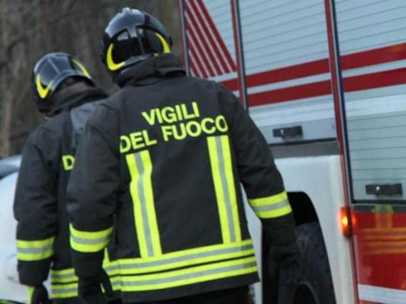 Rogo all'Infernetto: fiamme  vicino alle case e alla pineta di Castelfusano, residenti in fuga