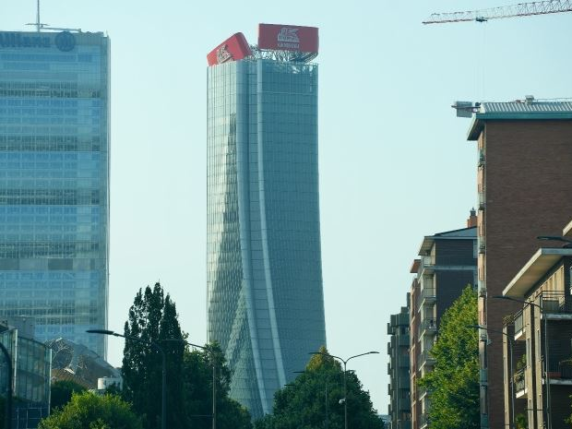 Milano, collassa l'insegna della Torre Hadid a 192 metri d'altezza: evacuata la piazza di CityLife, chiusa la fermata della metro M5