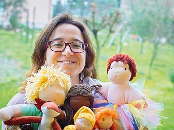 La signora delle bambole: Cinzia insegna a farle usando scarti, lane e lino