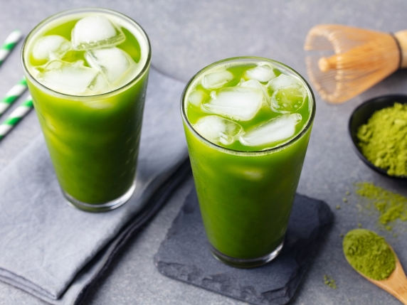 Matcha ghiacciato, la bevanda anti-caldo che fa bene a mente e corpo: cos’è e come si prepara