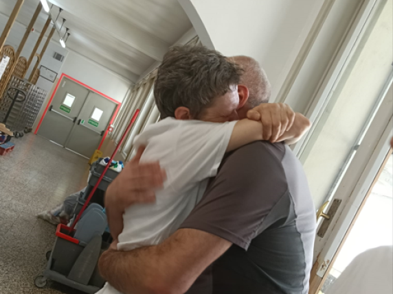 Chiude la fabbrica di cioccolato Barry Callebaut, in 150 senza lavoro. Commuovono le foto dei dipendenti che si abbracciano in lacrime