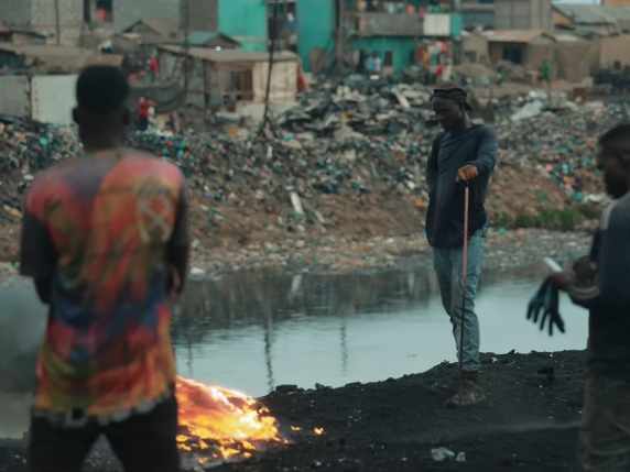 Bambini costretti a lavorare nella discarica abusiva di rifiuti elettronici in Ghana