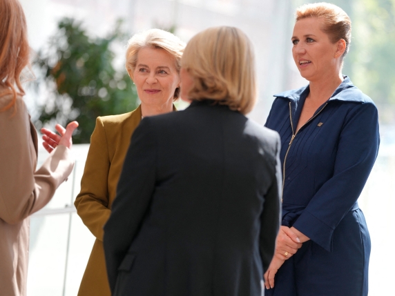 Denmark's Prime Minister Mette Frederiksen (R) and European Commission President Ursula von der Leyen (2nd L) are pictured at ARoS art museum during the official opening of Denmark's EU presidency in Aarhus, Denmark, on July 3, 2025, as Denmark takes over the European Union's rotating presidency. During its six month turn as EU president, Denmark wants to push ahead with EU plans presented in March to increase EU defence capabilities by simplifying procedures and offering countries loans to finance investment in Europe's defence industry. (Photo by Liselotte Sabroe / Ritzau Scanpix / AFP) / Denmark OUT