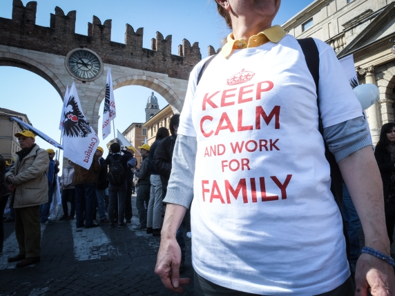 Come sta il ceto medio? L’innovazione esclude, l’ascensore sociale scende e i figli vanno. All’estero