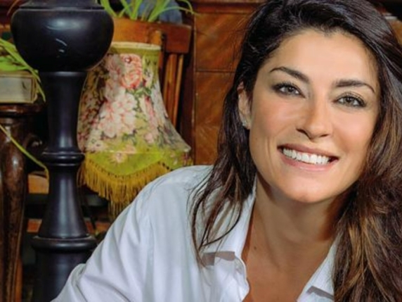 Elisa Isoardi: «La foto a letto con Salvini? Sbagliai. Non voglio figli: ho sposato la Rai. Da piccola volevo fare il prete»