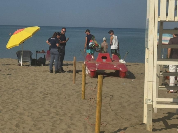 La fuga e l'urlo in spiaggia: «Mi ha violentata in acqua»
