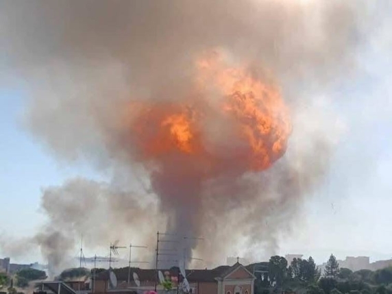 L'incendio è ancora in corso, soccorritori in azione: la diretta video