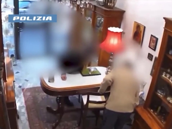 Milano, ruba anelli e bracciali dalle gioiellerie per 130 mila euro: arrestata