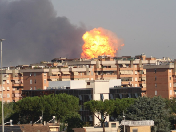 Esplosione a Roma in un deposito di gas e carburante, tetto volato a 300 metri: 21 feriti. I residenti: «Volavano pezzi di vetro e ferro»