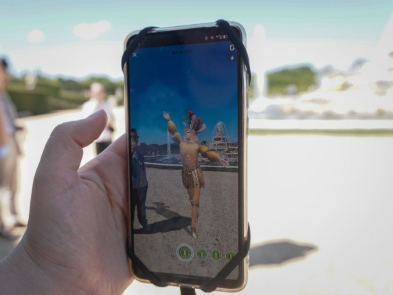 Ballare come il re a Versailles: Snapchat rilancia la realtà aumentata e si prepara per i nuovi occhiali smart