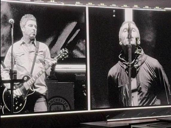 Oasis, 74mila fan in delirio per il ritorno dopo 16 anni dei fratelli Gallagher. Che sono distanti ma funzionano ancora