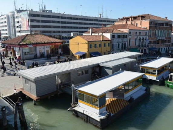 Venezia, cade all'imbarco del vaporetto e si fa male: no al risarcimento. «Aveva i tacchi a spillo»