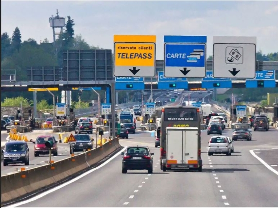 I pedaggi autostradali e l'aumento, lo spettro dell'accusa di essere «partito delle tasse»: così è stato deciso il dietrofront