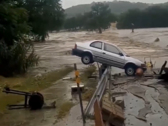 Le auto trascinate via dalla forza dell'acqua