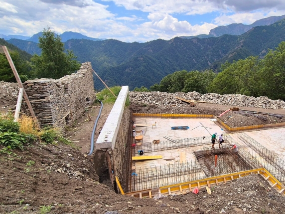 Il paesino di Elva: 80 abitanti e 20 milioni del Pnrr per 11 cantieri. E il sindaco dice: «I lavori nel nostro borgo sono un sogno che si realizza»
