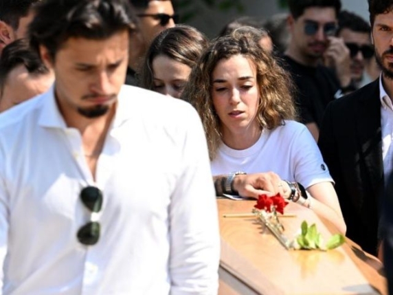In migliaia ai funerali di Diogo Jota e del fratello. La moglie stretta in lacrime. Cristiano Ronaldo assente: è polemica