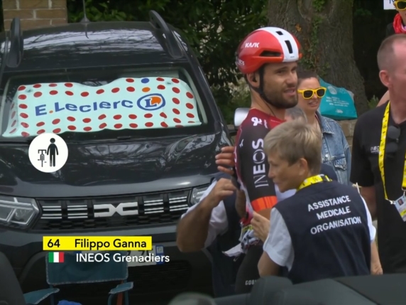 L'inizio del Tour è uno choc: Ganna cade, si fa male alla schiena e si ritira. Philipsen maglia gialla