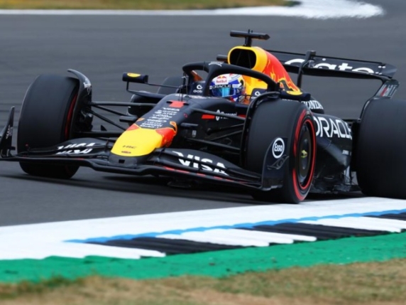 F1 Gp Silverstone, le qualifiche. Verstappen, pole da fenomeno. Leclerc sbaglia e finisce 6° dietro a Hamilton: «Faccio schifo». 