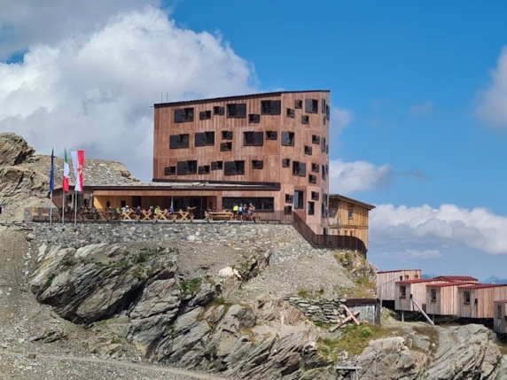 Bolzano, bufera sulla nuova provocazione dei politici altoatesini: «Rinominare tutti i rifugi alpini con nomi tedeschi»