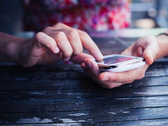 Olanda, dal 2024 studenti senza smartphone. I risultati della ricerca: più attivi e concentrati