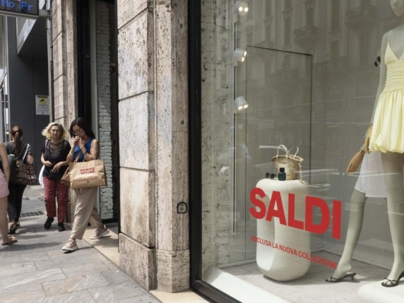 Saldi a rilento. La denuncia di Confcommercio: «Merce già scontata da giorni»