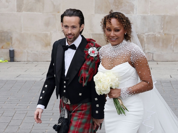 L'ex Spice Girl Mel B si è sposata con un parrucchiere: Victoria Beckham assente alle nozze (ma ha disegnato l'abito)
