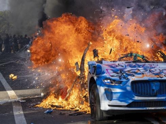 Disordini a Los Angeles: cinque auto a guida autonoma incendiate per protesta