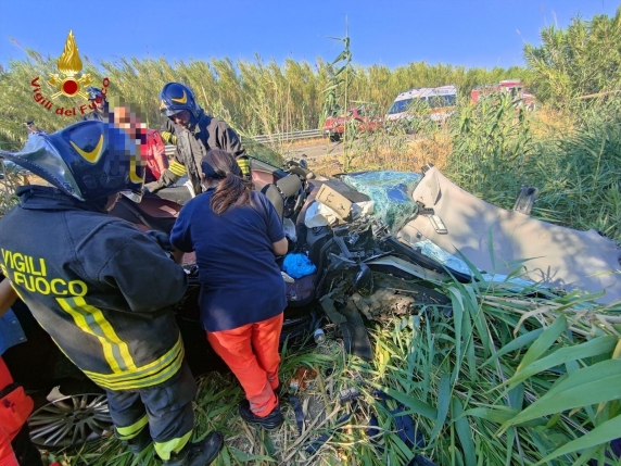 Marito e moglie muoiono in un incidente sulla strada per il mare. Fra i tre feriti anche il figlio ventiduenne della coppia