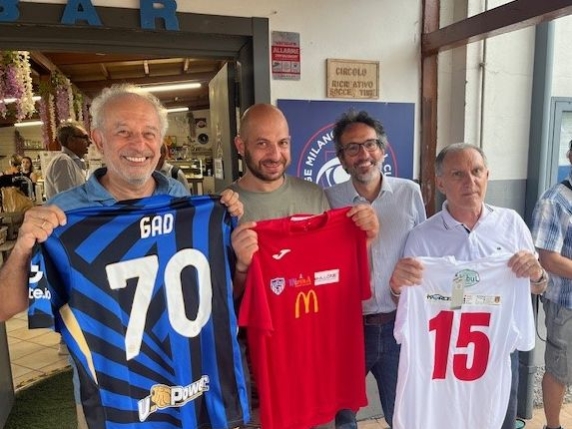 Detenuti, cronisti, volontari: partita a calcio dell'inclusione per il nuovo giornale di Opera