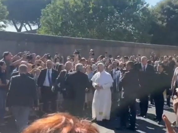 L'arrivo (a piedi) di Papa Leone XIV a Castel Gandolfo: il video
