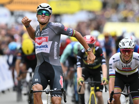 Tour, 2ª tappa:  Van der Poel batte Pogacar e Vingegaard in volata, la maglia gialla è sua