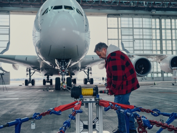 Il trapano da Guinness: è riuscito a trainare un Airbus A380 da 300 tonnellate