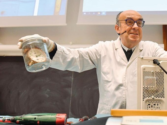 L'ingegnere che fa l'autopsia agli iPhone e alle lavatrici: «Svelo i segreti meccanici e sociali delle tecnologie»