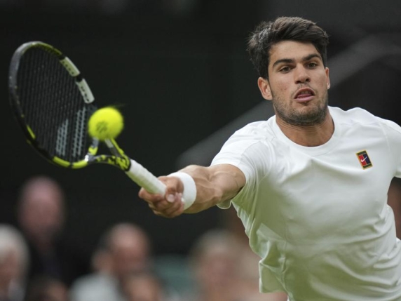 Wimbledon, Alcaraz vola ai quarti: Rublev lo spaventa, poi Carlos rimonta con un super servizio (22 ace)