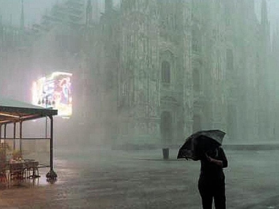 Bombe d’acqua, alberi crollati: un morto e 3 feriti in Lombardia. Alta velocità in tilt per un fulmine| Per 30 minuti Milano paralizzata