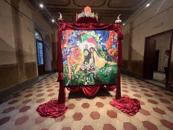 Alla Versiliana, Marinella Senatore, con le sue luminarie colorate, accende un faro sugli artisti emergenti
