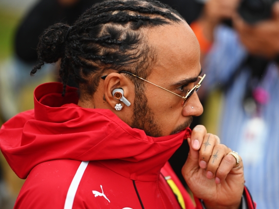 Delusione Ferrari a Silverstone, Hamilton: «La macchina peggiore che abbia mai guidato». E la scelta di Leclerc...