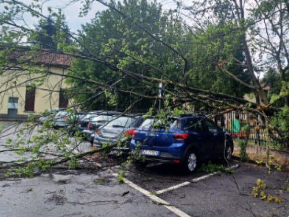 Allerta meteo in dodici Regioni: frana investe auto in val Senales, allagamenti in Friuli | Lombardia, bombe d'acqua: 1 morto e 3 feriti