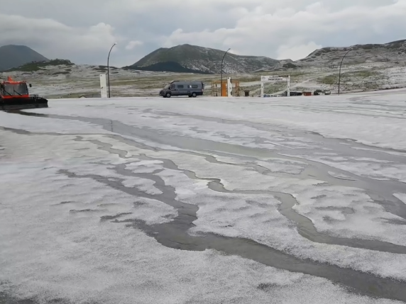 Grandine e strade imbiancate a Campocatino nel frusinate