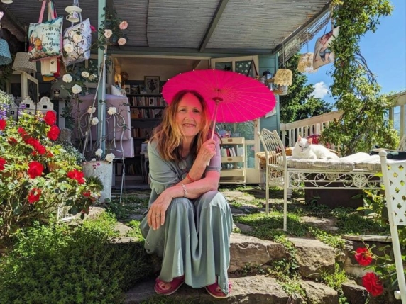 La scrittrice Alba Donati (nel borgo di 180 persone). «Qui  una libreria per rinascere»   Oggi su Buone Notizie