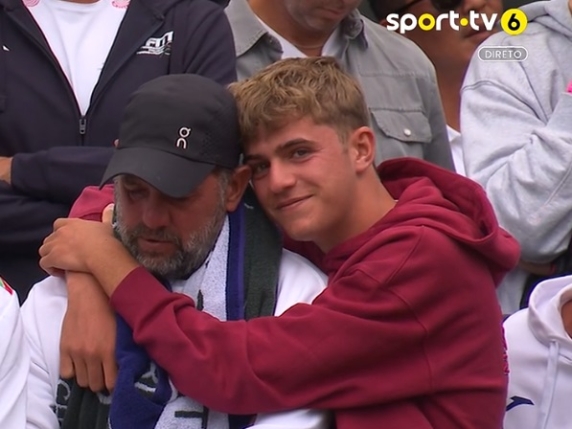 Cobolli ai quarti di Wimbledon, il papà Stefano e il fratello in lacrime in tribuna