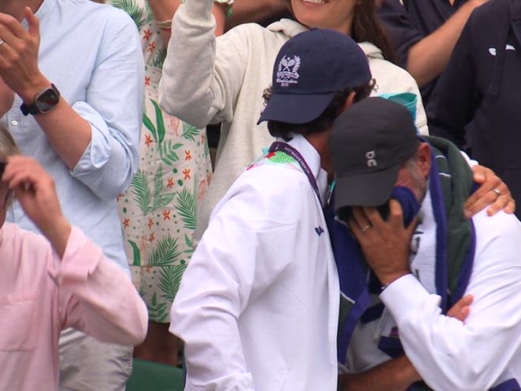 Le lacrime del papà di Cobolli dopo la vittoria 