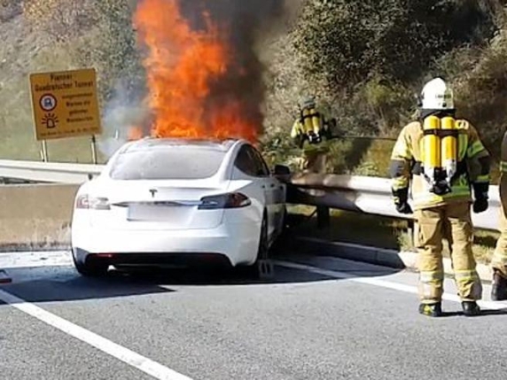 Il lato oscuro dell'Autopilot di Tesla in quattromila denunce: frenate a 100 km/h, accelerate improvvise contro il guardrail