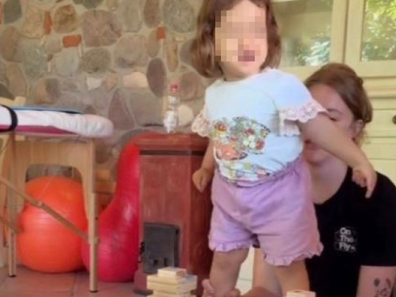 Per curare la piccola Vera i genitori fanno arrivare i fisioterapisti dall'estero e li condividono con altre 24 famiglie