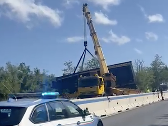 Castel di Decima, via Pontina bloccata  per un incendio e il ribaltamento di un tir. File e deviazioni