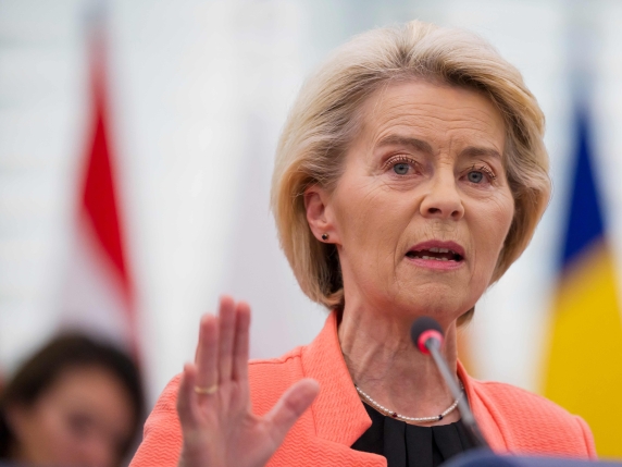 Il «processo» in Parlamento a von der Leyen si trasforma in una resa dei conti tra Popolari e Socialisti. E lei: «Vedo amici di Putin»